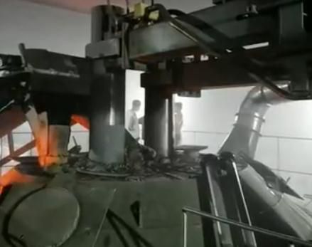 電弧爐冶煉現(xiàn)場視頻